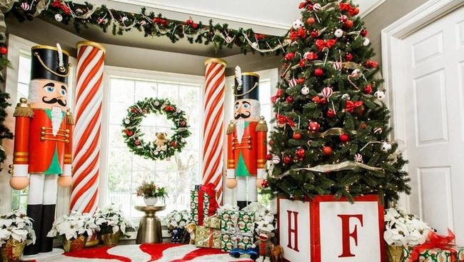 Red And White Christmas Tree Room
