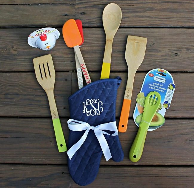 Embroidered Mittens For Kitchen Newlyweds
