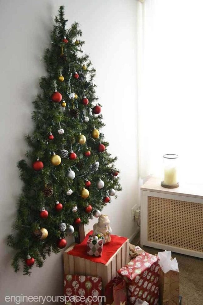 Wall-Mounted Pine Garland Tree