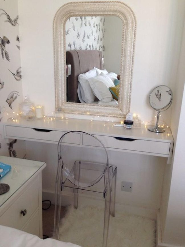Mirrored Vanity Meets Airy Minimalism
