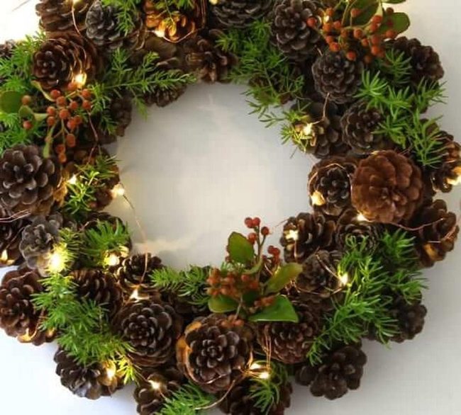 Pinecone Wreath White Lights