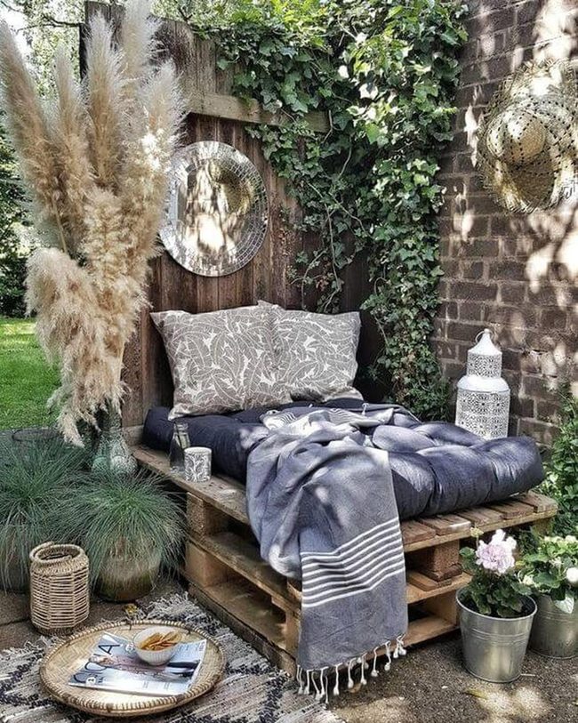 Natural Wood Pallet Bed Outdoor
