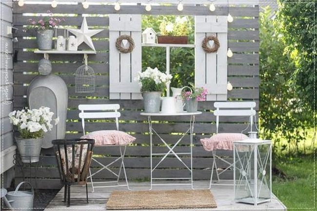 White Accents On Reclaimed Pallet Wood