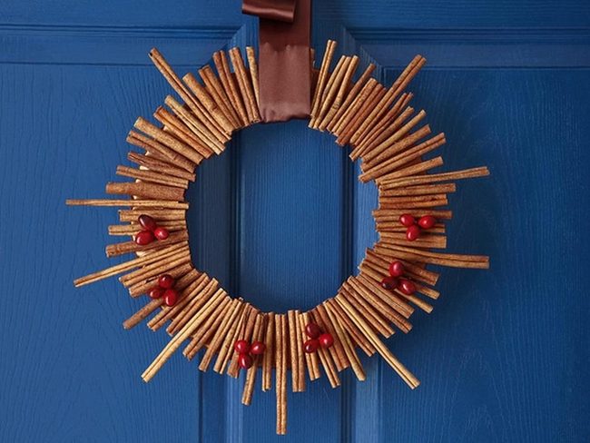 Cinnamon Sticks Red Berries Circle