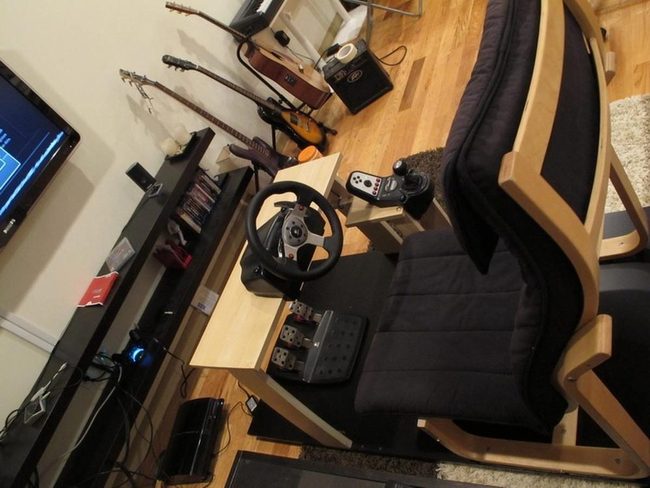 Flat-Screen Racing Setup With Guitars
