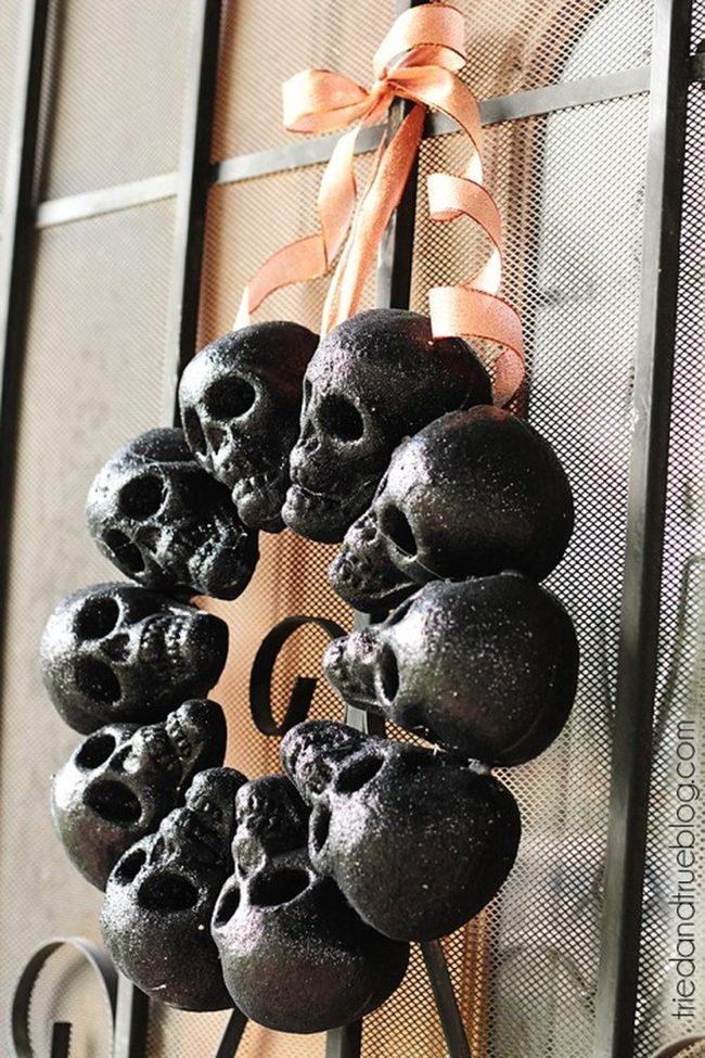 Black Skulls Pink Ribbon Circle