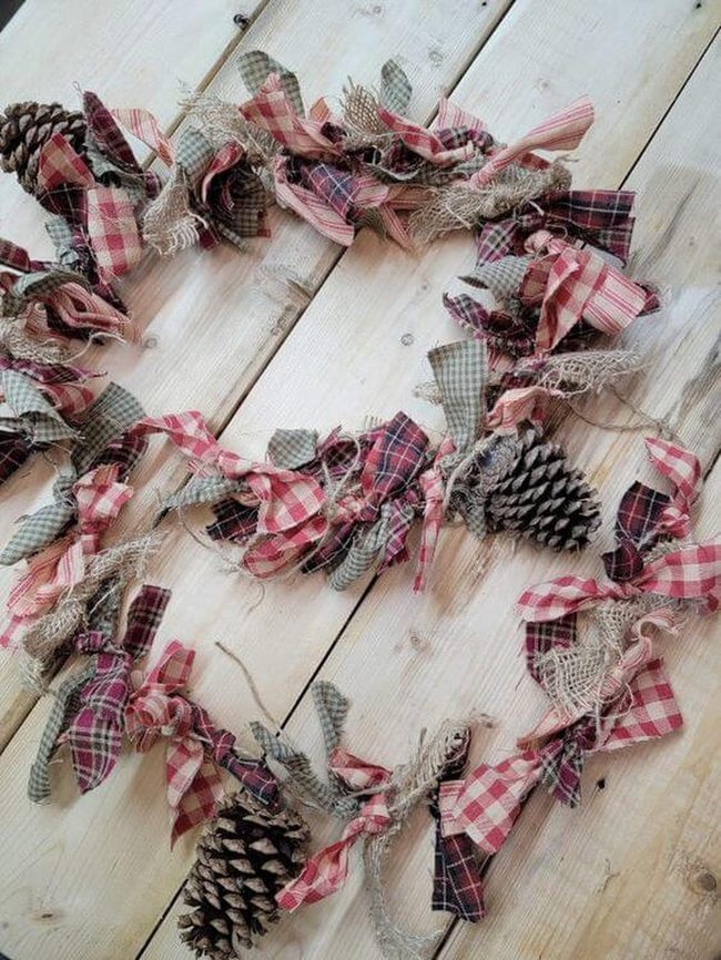 Plaid And Pinecone Garland