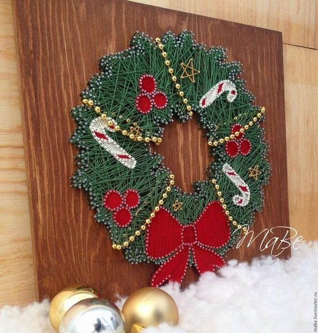 Red Berry String Wreath Gold Detail