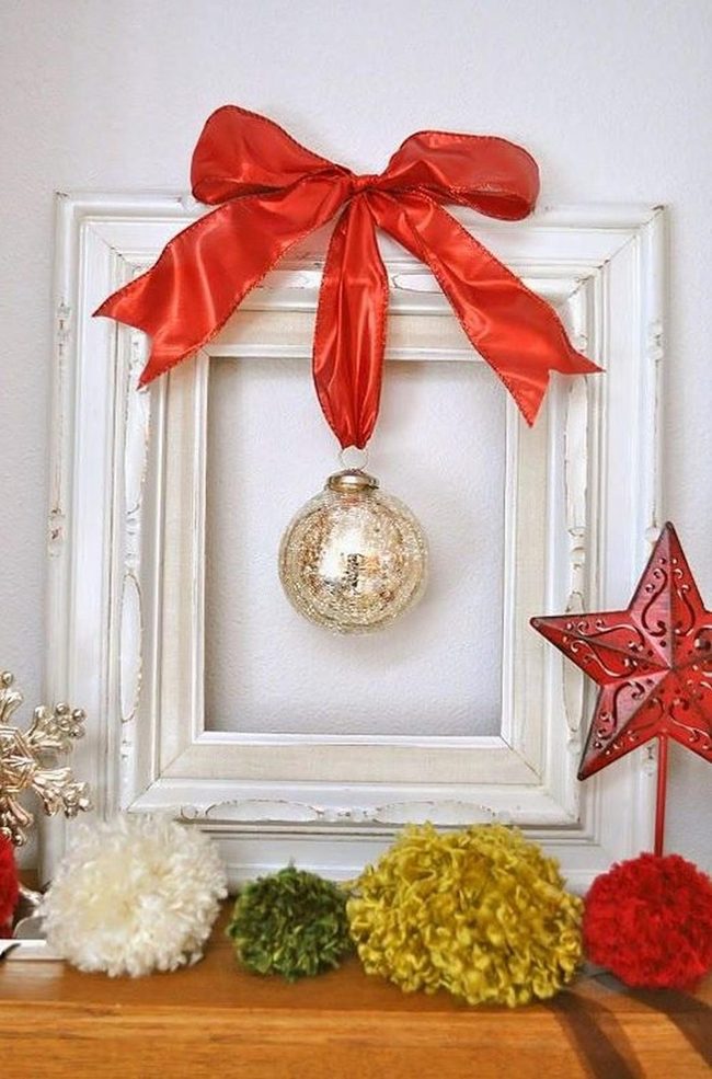 Gold Ornaments Red Stars Cream Pom-Poms