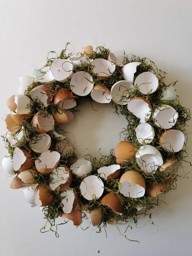 Eggshell Wreath Green Moss Wall