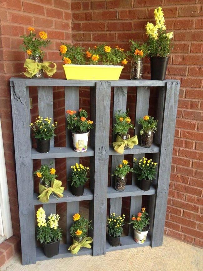 Painted Wood Pallet Garden Wall