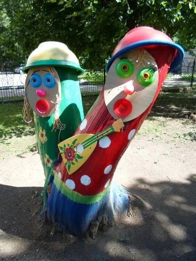 Stump Characters In Red And Green