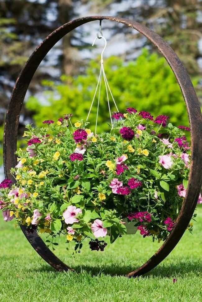 Circular Metal Frame Blooming Bright