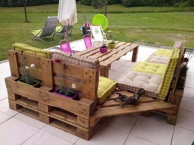 Outdoor Seating With Built-In Planters