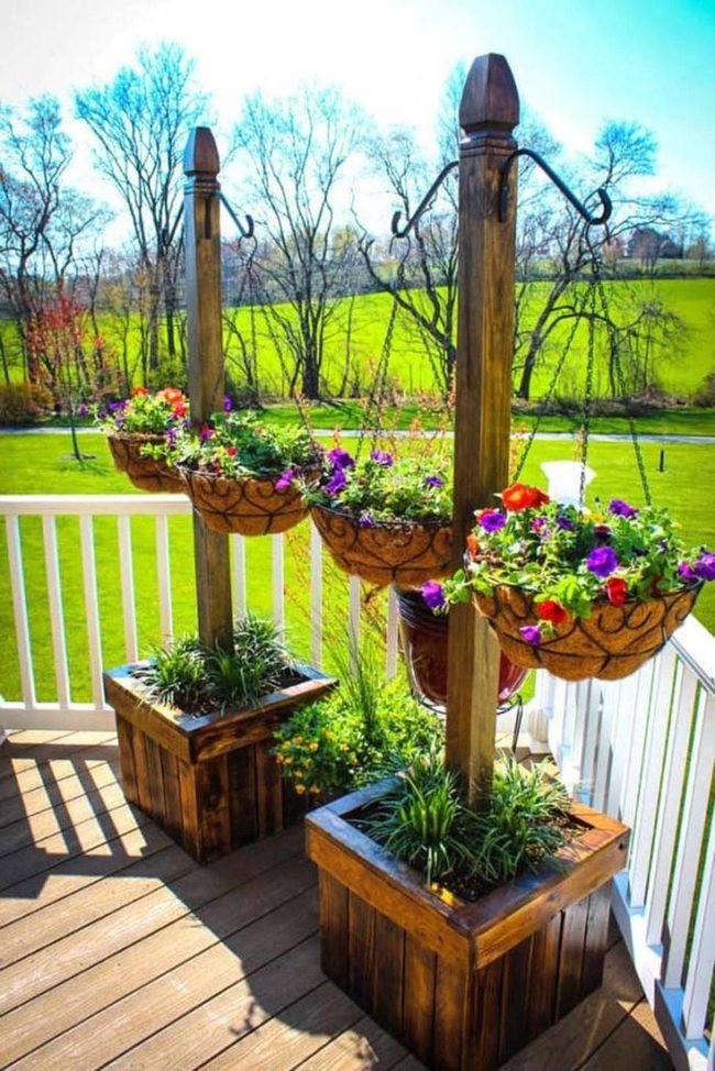 Pallet Flowers Brighten Outdoor Spaces