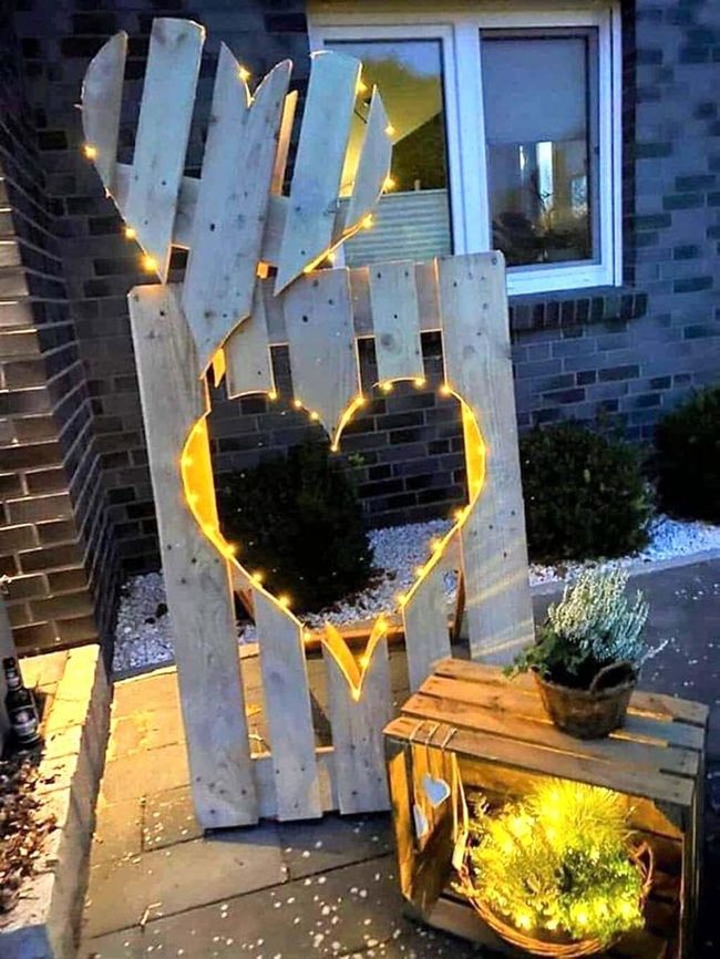 Vertical Wood Pallet Gardens