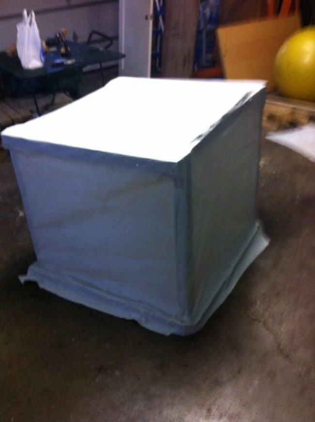 White Cubes And Green Tables